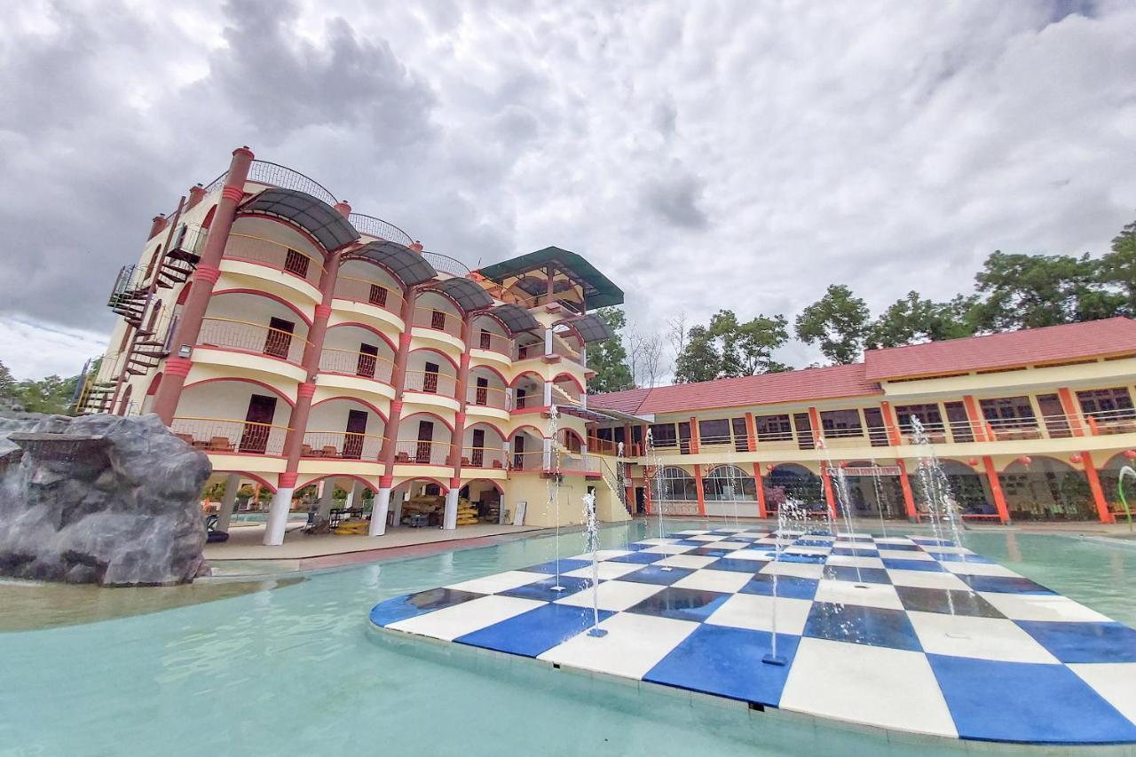 Oyo 3196 Hotel Taman Cinta Singkawang Exterior photo