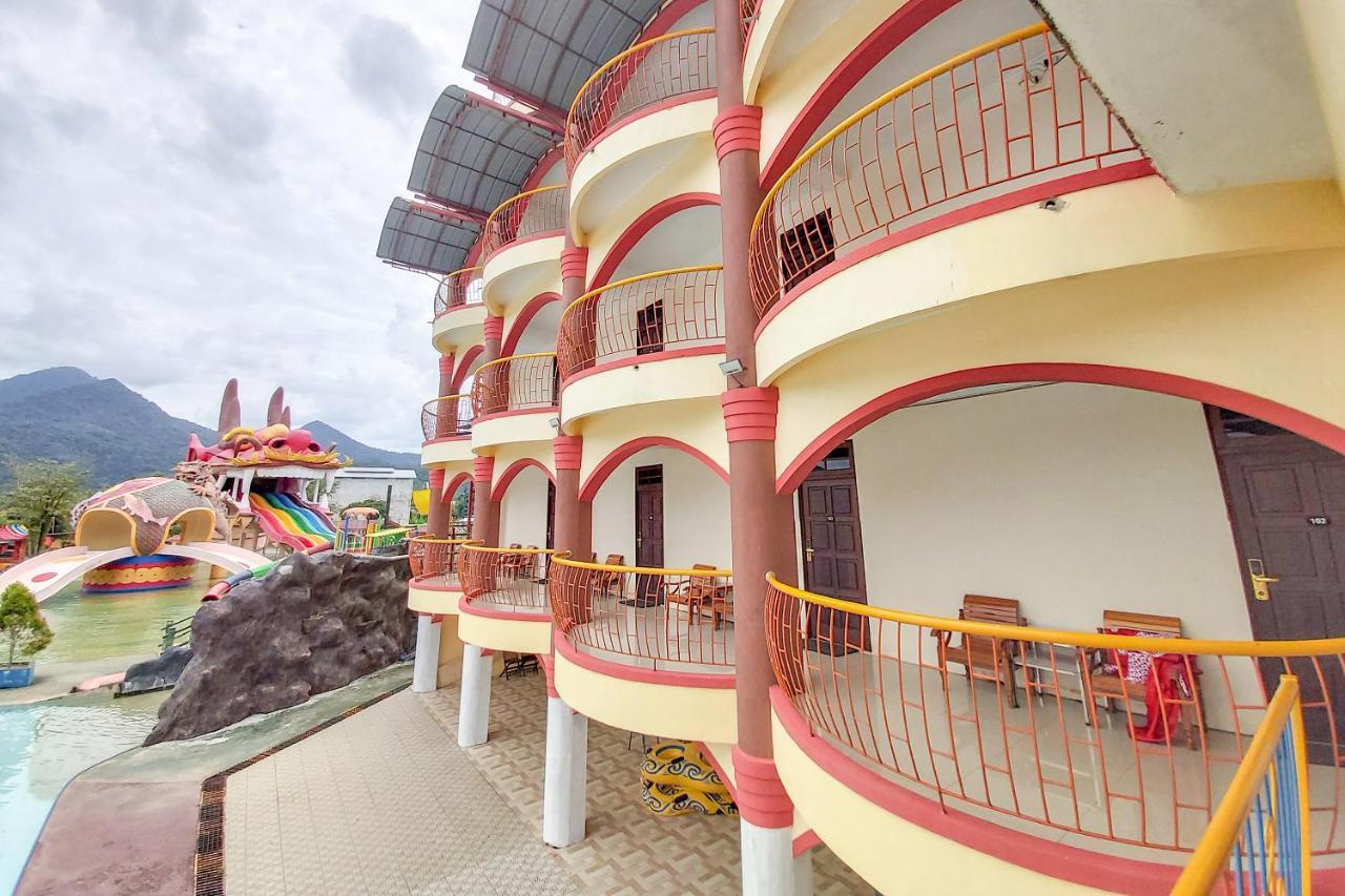 Oyo 3196 Hotel Taman Cinta Singkawang Exterior photo