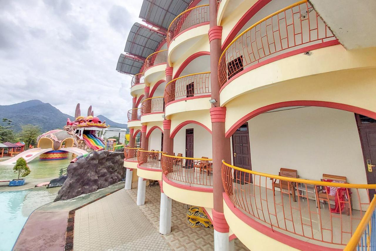 Oyo 3196 Hotel Taman Cinta Singkawang Exterior photo