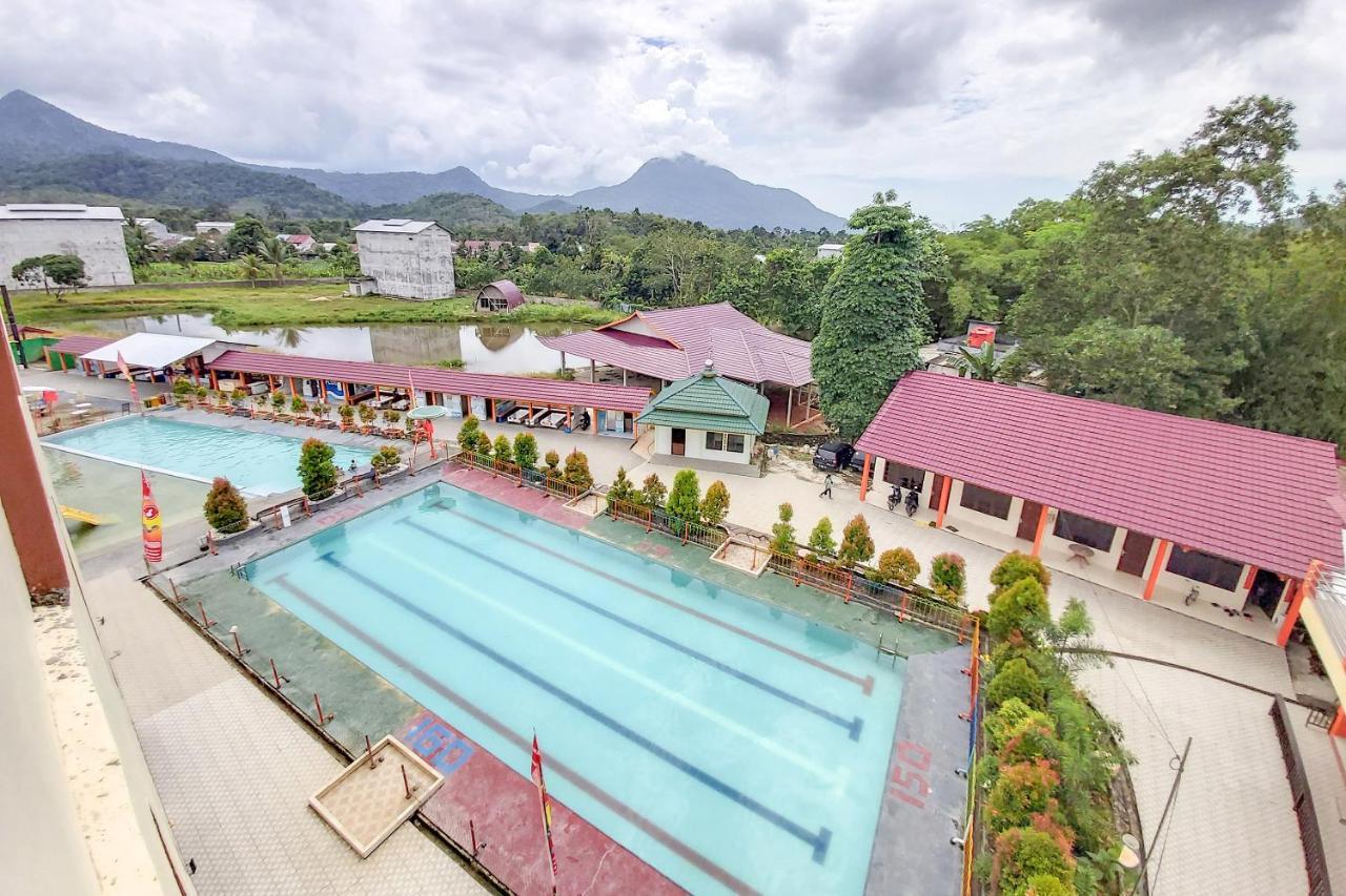 Oyo 3196 Hotel Taman Cinta Singkawang Exterior photo