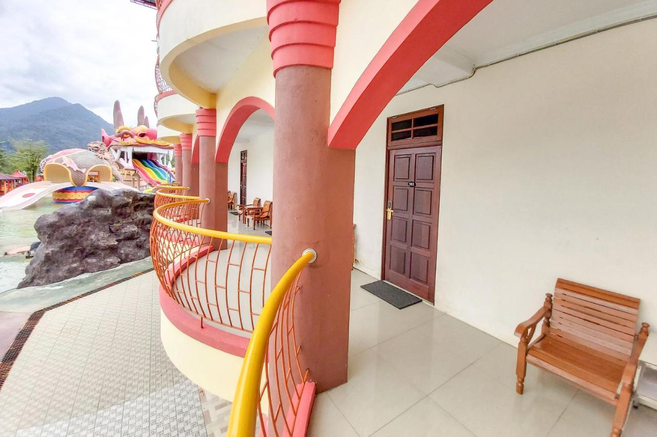 Oyo 3196 Hotel Taman Cinta Singkawang Exterior photo
